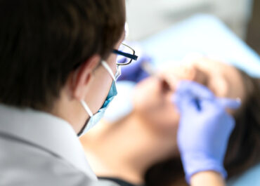 How do oral surgeons remove wisdom teeth?